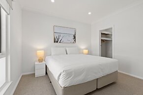 Elegant 3-bed Home From Sunny Glenelg Beach