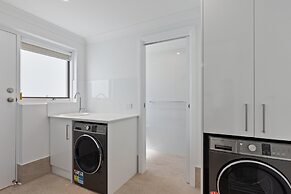 Elegant 3-bed Home From Sunny Glenelg Beach