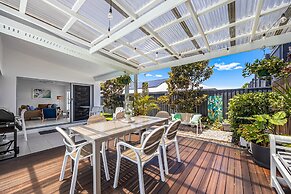 Premium 4-bed Coastal Escape With BBQ and Pool