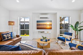 Premium 4-bed Coastal Escape With BBQ and Pool