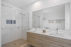Premium 4-bed Coastal Escape With BBQ and Pool