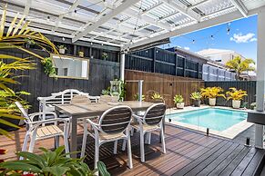 Premium 4-bed Coastal Escape With BBQ and Pool