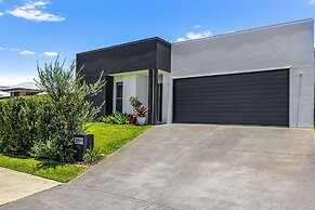 Premium 4-bed Coastal Escape With BBQ and Pool