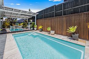 Premium 4-bed Coastal Escape With BBQ and Pool