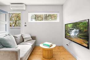 Modern 1-bed Pad Minutes Away From Beach