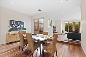 Chic 2-bed Home By Bustling Shops