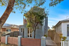 Chic 2-bed Home By Bustling Shops