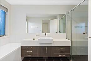 Chic 2-bed Home By Bustling Shops