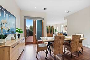 Chic 2-bed Home By Bustling Shops