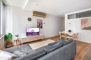 Melbourne CBD 2BR Apt With Pool & Gym Access