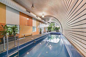 Melbourne CBD 2BR Apt With Pool & Gym Access