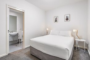 Melbourne CBD 2BR Apt With Pool & Gym Access