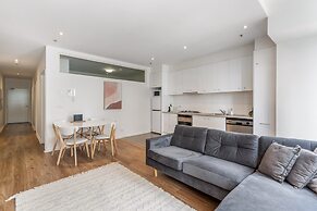 Melbourne CBD 2BR Apt With Pool & Gym Access