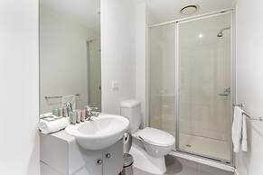 Melbourne CBD 2BR Apt With Pool & Gym Access