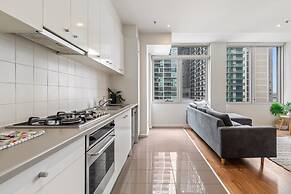 Melbourne CBD 2BR Apt With Pool & Gym Access