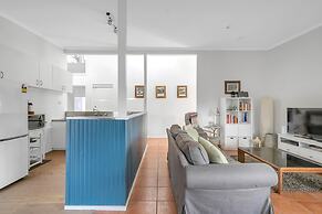 Cosy Getaway With Fireplace and Spacious Backyard