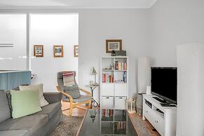 Cosy Getaway With Fireplace and Spacious Backyard