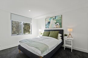 Central Braddon Retreat With Balcony & Pool Access