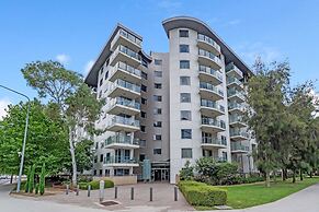 Central Braddon Retreat With Balcony & Pool Access