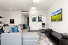 Modern 1-bed With Balcony in Surry Hills