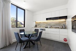 Modern 1-bed With Balcony in Surry Hills