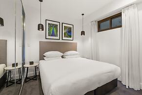 Modern 1-bed With Balcony in Surry Hills