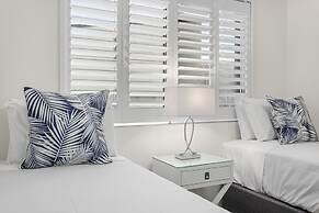Wake to Waves in Spacious 3-bed Beachfront Unit