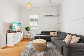 Tranquil 3-bed Family Home With Spacious Backyard