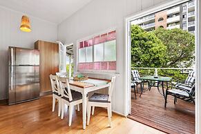 Tranquil 3-bed Family Home With Spacious Backyard