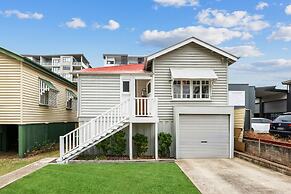 Tranquil 3-bed Family Home With Spacious Backyard