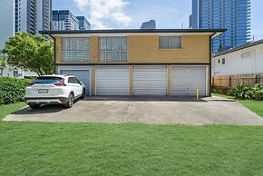 Cosy Ground Floor Unit Moments From The Beach