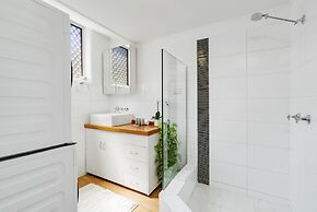 Cosy Ground Floor Unit Moments From The Beach