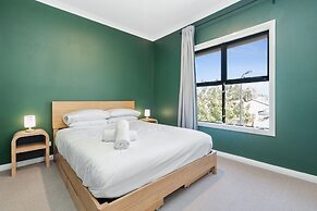 Bright 2-bed Townhouse With Balcony & Garage