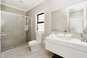 Bright 2-bed Townhouse With Balcony & Garage