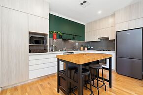 Bright 2-bed Townhouse With Balcony & Garage