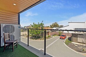 Bright 2-bed Townhouse With Balcony & Garage