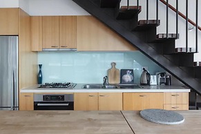 Incredible City Views in Convenient CBD Apartment