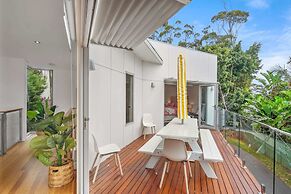 Luxurious 5-bed Home by Avoca Beach