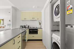 Ideal Studio Inner-city Pad With Private Balcony