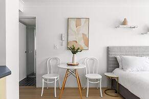 Ideal Studio Inner-city Pad With Private Balcony