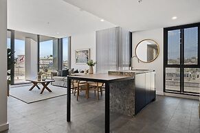 Spacious 2-bed Apartment With Rooftop Views