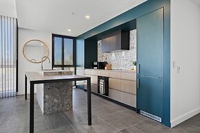 Spacious 2-bed Apartment With Rooftop Views