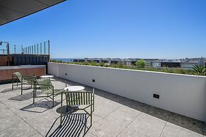 Spacious 2-bed Apartment With Rooftop Views
