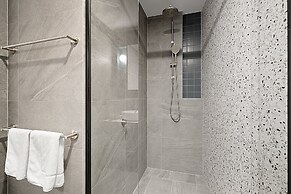 Spacious 2-bed Apartment With Rooftop Views