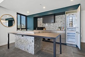 Spacious 2-bed Apartment With Rooftop Views