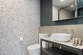 Spacious 2-bed Apartment With Rooftop Views
