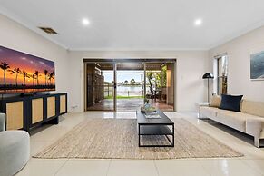 Modern 3-bed With Pool & Water Views by Beach