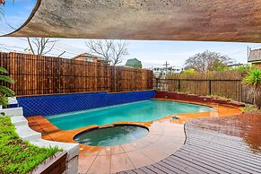 Modern 3-bed With Pool & Water Views by Beach