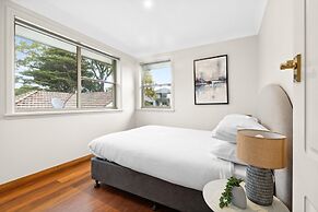 Modern 3-bed With Pool & Water Views by Beach