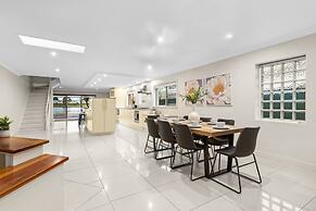 Modern 3-bed With Pool & Water Views by Beach